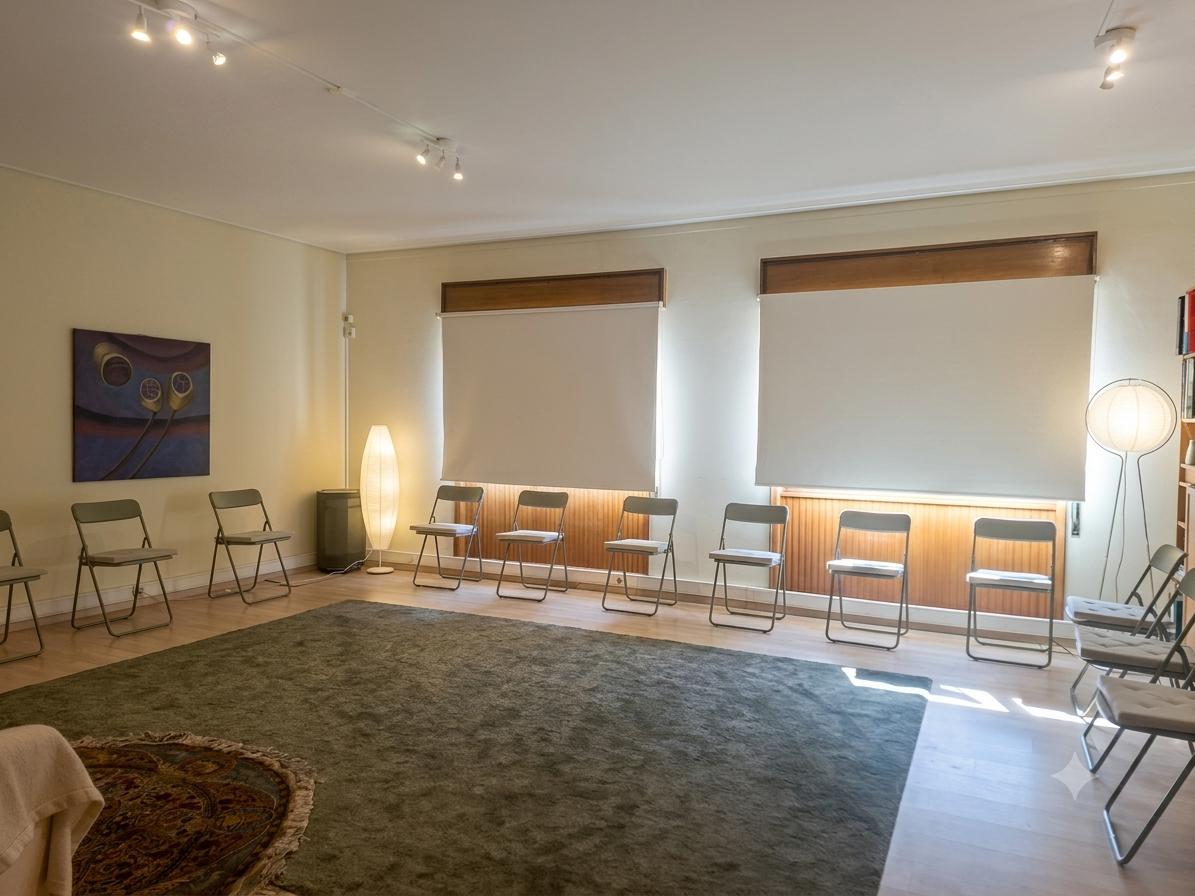 Sala do Espaço Self com cadeiras dispostas em círculo